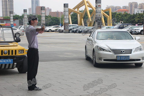 廣州物業(yè)保安公司新聞：該怎樣避免“開車門”事故？