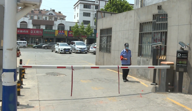 電動(dòng)車被保安扣住，女子質(zhì)疑保安盜竊，物業(yè)：撞起落桿跑了