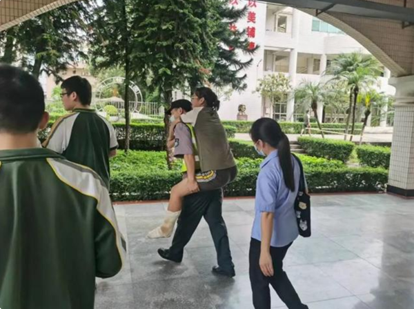 暖心高考：女生左腳骨折，保安背送考場(chǎng)